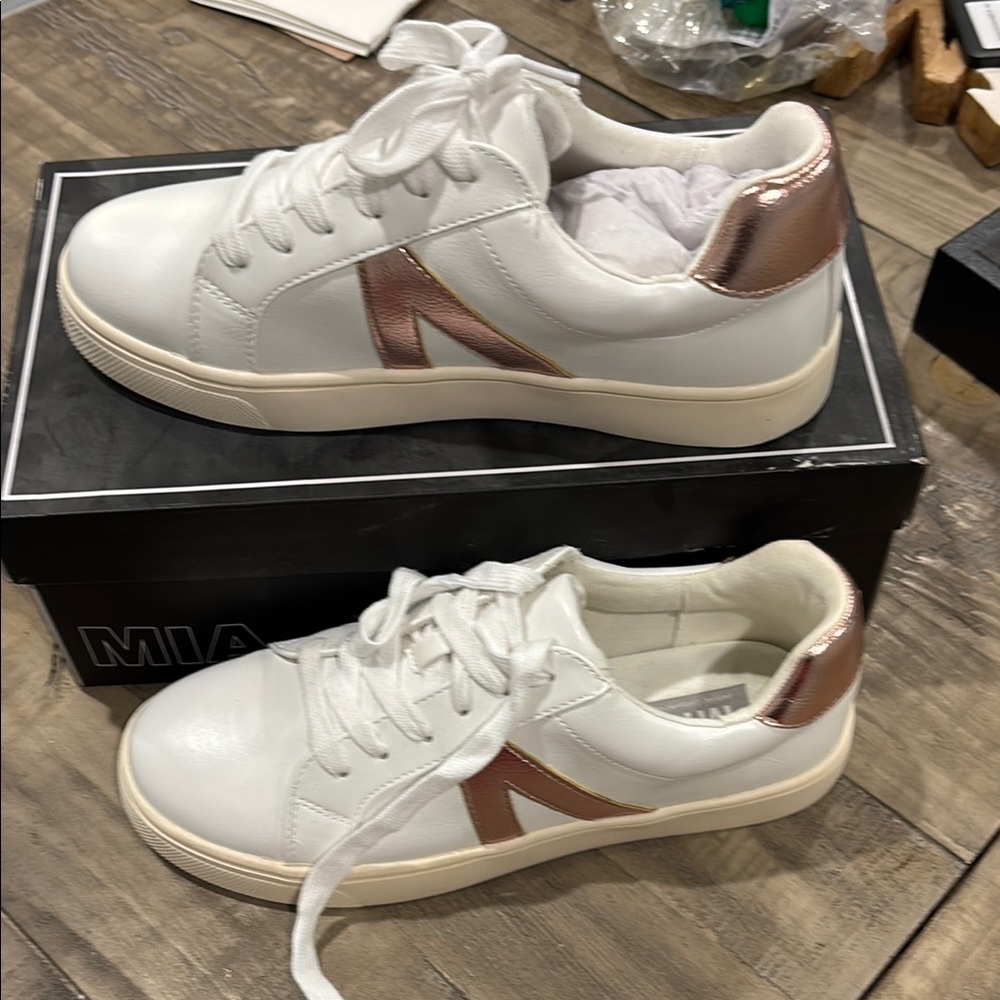 MIA Women's White and Rose Gold Sneakers
